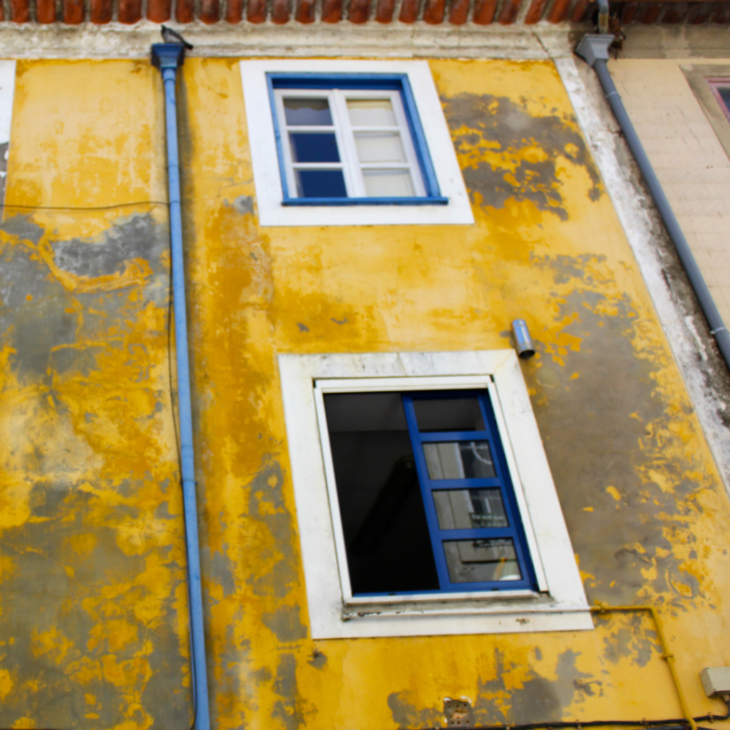 la peinture écaillée sur une façade